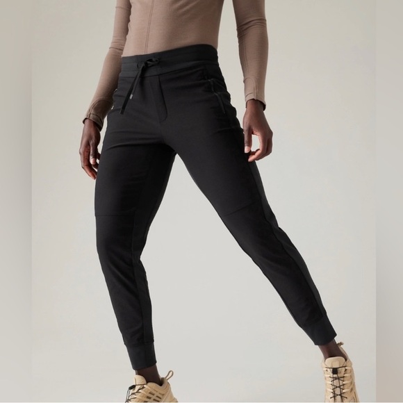 NWT Athleta Headlands Hybrid Trek Jogger Black Mid Rise Size Large - Picture 1 of 9